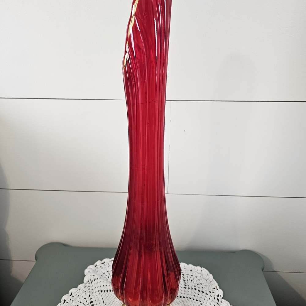 Elegant "Vintage" L.E. Smith Red Swung Glass Vase - Picture 7 of 15